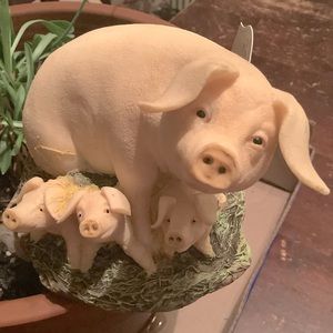 This is Momma Pig and her 3 little piggies! Amazing detail!